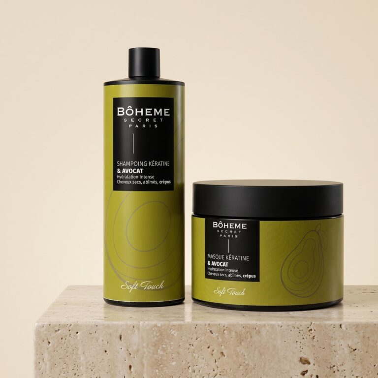 Duo shampooing et masque kératine avocat Bôheme Secret Paris posés sur un socle de travertin devant un fond crème