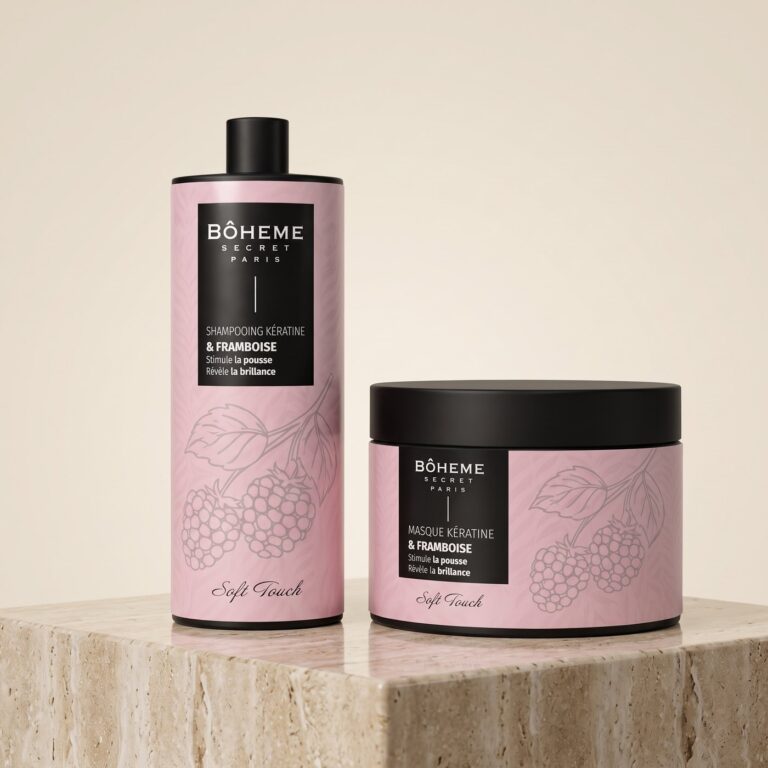 Duo shampooing et masque kératine framboise Bôheme Secret Paris posés sur un socle de travertin devant un fond crème